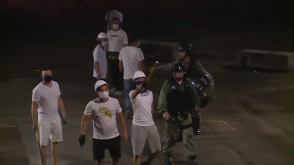 7.21當晚更有直播記者拍到一名警司和白衣人交談約30秒。（圖片來源：視頻截圖）