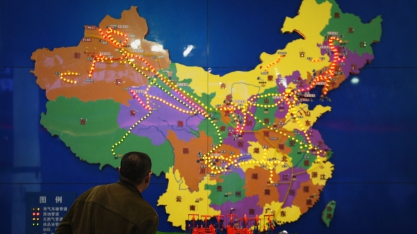 2009年3月21日，在中國北京舉行的2009中國國際節能減排與新能源科技博覽會上，一名中國參觀者正在觀看中國石油管道地圖。