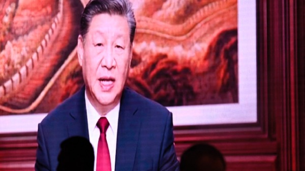 2023年12月31日，一家中国餐厅营业时，屏幕上播放着习近平在北京发表新年讲话的画面。