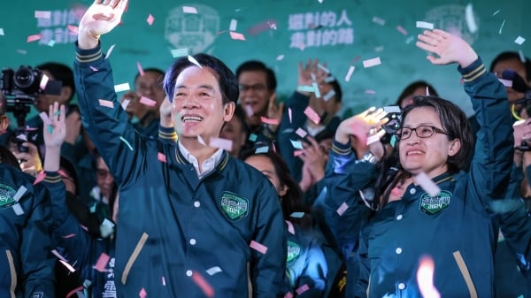 台湾正副总统选举结果，由民进党总统候选人赖清德（左）和他的竞选搭档萧美琴当选，他们在民进党总部的一次集会上向支持者发表讲话，五彩纸屑飞过舞台和人群。(图片来源: Getty Images)