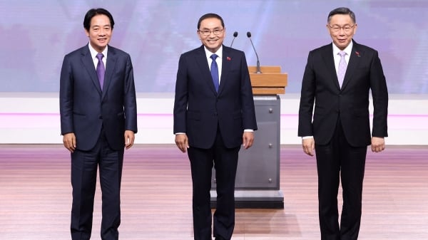 （由左至右）执政党民进党总统候选人赖清德、主要反对党国民党总统候选人侯裕义、反对党台湾人民党总统候选人柯文哲（TPP）于2023 年12 月30 日在台北举行的一场辩论中摆姿势拍照。(16:9)