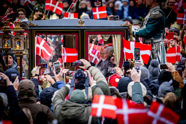 丹麥女王瑪格麗特二世（Queen Margrethe II）於2024年1月14日退位，丹麥民眾擠爆了大街小巷，感謝並為女王送行。