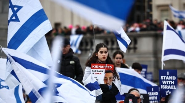 2024年1月14日，以色列支持者揮舞旗幟聚集在倫敦市中心特拉法加廣場舉行示威，以表達對受害者家屬、人質家屬、士兵和以色列人民的支持
