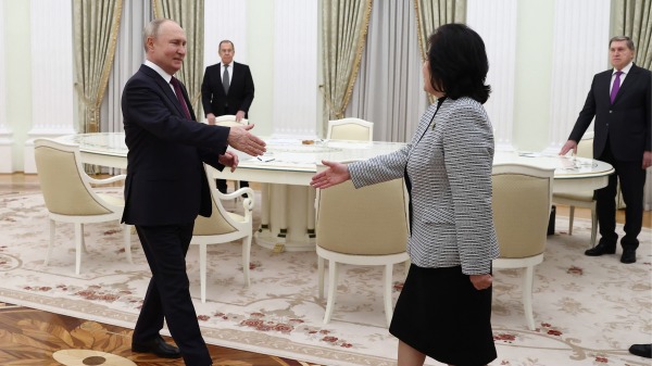 1月16日，普京在克里姆林宮與朝鮮外交部長崔善姬舉行會談。