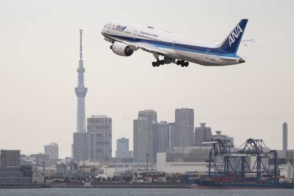 2023年2月2日，日本全日空航空公司 (ANA) 的一架客機從羽田東京國際機場起飛，背景為東京晴空塔。