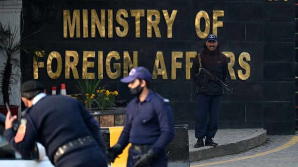 巴基斯坦报复式空袭伊朗。2024 年 1 月 18 日，巴基斯坦警察在伊斯兰堡外交部外站岗。在德黑兰本周稍早对巴基斯坦领土发动攻击后，巴基斯坦于 1 月 18 日表示，已对伊朗境内的武装目标进行了打击。