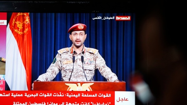 也門胡塞武裝發言人葉海亞·薩雷亞（Yahya Sarea）在電視上針對紅海航道船隻遇襲事件發表聲明。