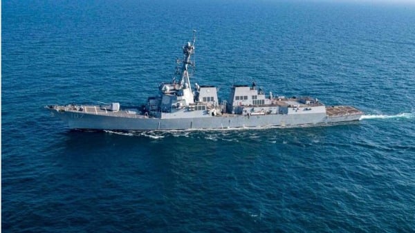 2023年12月30日，美国海军伯克级神盾驱逐舰“格雷夫利号”（USS Gravely）在红海救援遭到击的货轮，且拦截2枚由胡塞武装发射的飞弹。
