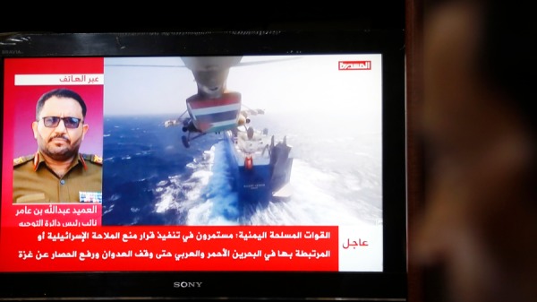 也门胡塞武装旅发言人叶海亚．萨雷亚在声明中表示，他们用海军飞弹袭击了在红海驶往以色列的佐格拉菲亚号船只。 （图片来源：Mohammed Hamoud/Getty Images）