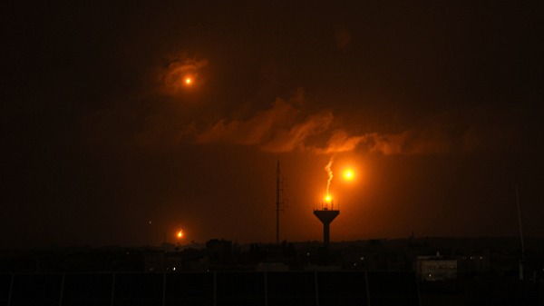 1月23日，以色列与哈马斯之间持续交战，以色列士兵向加沙地带南部城市汗尤尼斯发射照明弹。