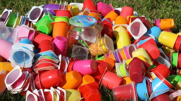 香港将踏入“走塑”年代。届时市民常用的发泡胶餐具、饮管、胶牙签、气球棒、胶杯、胶容器等等将被全部取缔。图为塑料垃圾。（图片来源：pixabay）