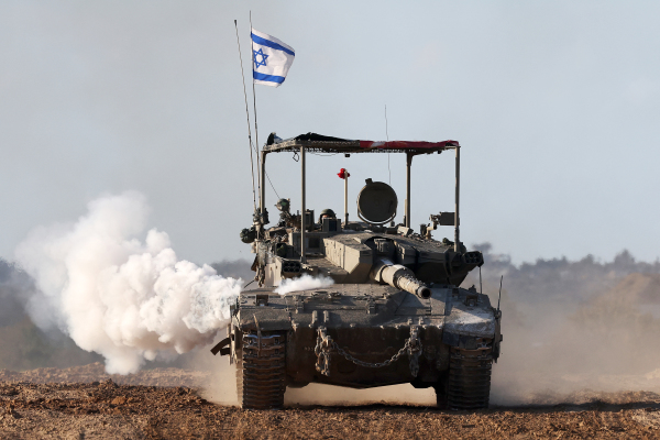 一輛以色列陸軍坦克行駛在以色列南部與加沙地帶的邊界。