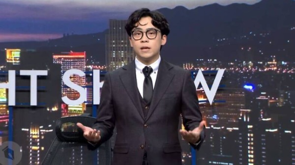 贺珑《夜夜秀》日前邀请中国《央视》前调查记者王志安上节目，因模仿讽刺身障人士陈俊翰，引发各界舆论挞伐。