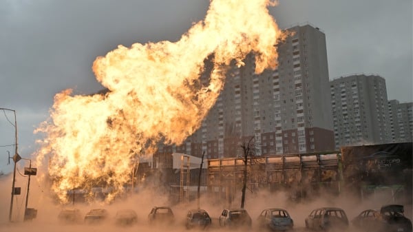 1月2日，乌克兰首都基辅遭受俄罗斯导弹袭击，引发火灾并烧毁汽车。