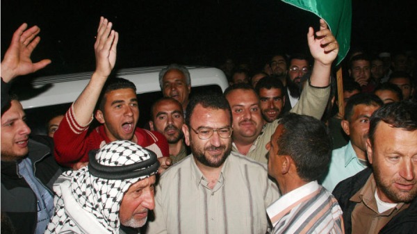 2007年3月11日，以色列释放了被监禁15 年后的巴勒斯坦伊斯兰运动哈马斯高级领导人萨利赫．阿鲁里(Saleh al-Aruri)（中）。他的巴勒斯坦亲友在约旦河西岸城镇拉马拉庆祝。