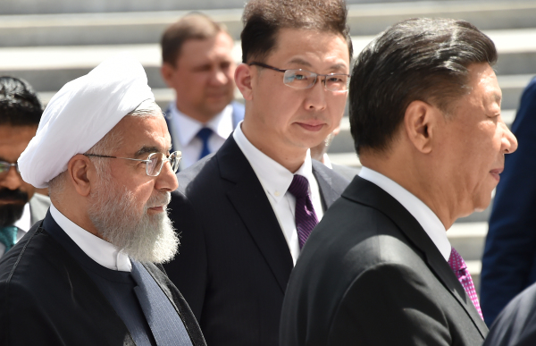 2019年6月14日，伊朗總統哈桑．魯哈尼和中國國家主席習近平在比什凱克出席上海合作組織 (SCO) 國家元首理事會會議時散步。