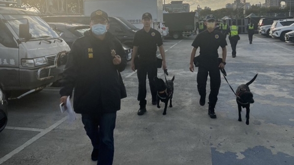 图为台中市警局出动警犬维护安全