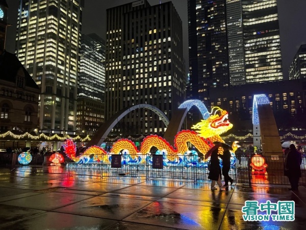多倫多市政廳前，一系列中華文化主題的彩燈已經佈置在廣場上。