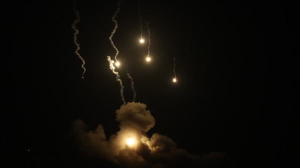 1月6日，以色列士兵在加沙地带南部汗尤尼斯上空发射照明弹，当时以色列和哈马斯之间仍在交战。