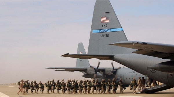 驻伊拉克的美国第82空降师的伞兵准备一架C-130运输机进行跳伞军事训练。
