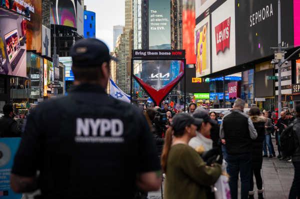 2024年1月13日，一名紐約警察在時代廣場執勤。