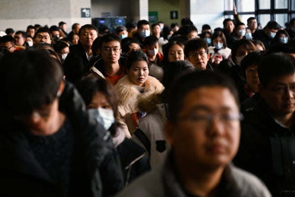 2024年2月8日，在2月10日農曆龍年之前，人們在北京北京西站等待登上火車。