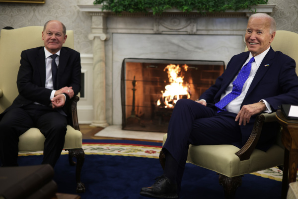 2024年2月9日，美國總統喬．拜登在白宮橢圓形辦公室參加與德國總理奧拉夫．朔爾茨的雙邊會晤。