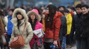 月入大減年獎歸零中國白領苦吟「經濟光明論」(圖)