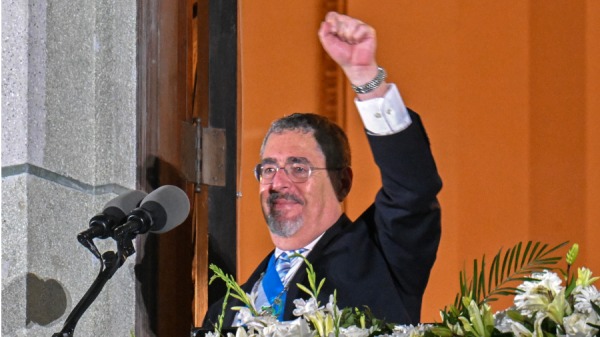 2024年1月15日，瓜地馬拉新任總統貝爾納多•阿雷瓦洛在危地馬拉城國家文化宮的陽臺上向支持者們打手勢。