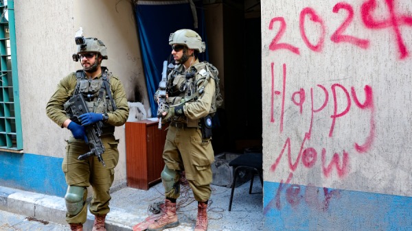 2024年2月8日，以色列士兵在联合国救济中心一个疏散院落内。