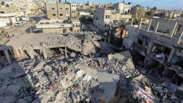 2024年2月12日以色列空襲加沙拉法後，人們檢查家園受損。