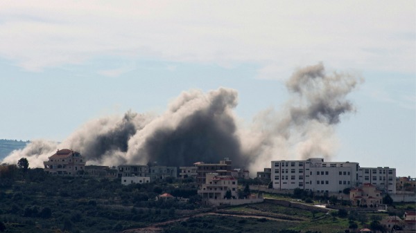 2024年2月12日，以色列发动空袭后，靠近以色列边境的黎巴嫩南部村庄泰尔哈法(Tayr Harfa)冒出滚滚浓烟。