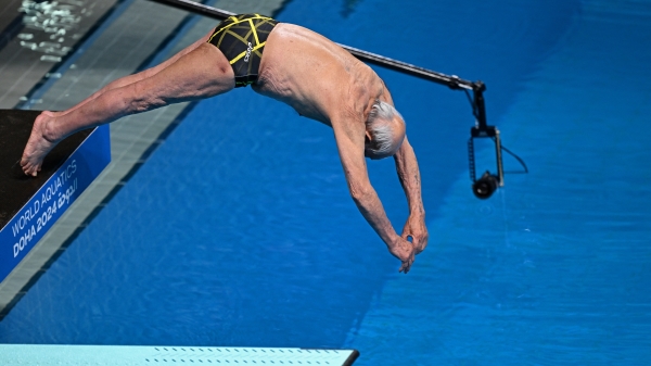 伊朗百岁人瑞艾斯卡瑞（Taghi Askari）上周末在卡达首都杜哈的2024年世界游泳锦标赛站上跳台一跃入水，展现毕生对跳水的热爱。
