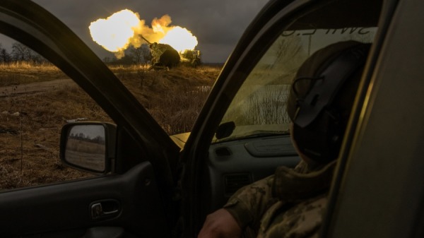 2024年1月20日，在俄罗斯入侵乌克兰期间，乌克兰第45炮兵旅成员使用瑞典制造的弓箭手榴弹向顿内茨克地区的俄罗斯阵地开火。