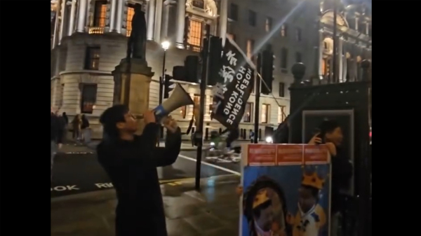 圖為香港社運人士鍾翰林在香港駐倫敦經貿辦舉行的新年酒會場外示威。（圖片來源：鍾翰林FB影片截圖）