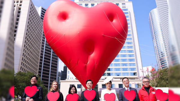 图为目前正在香港展出的巨型红心装置。（图片来源：李家超FB）