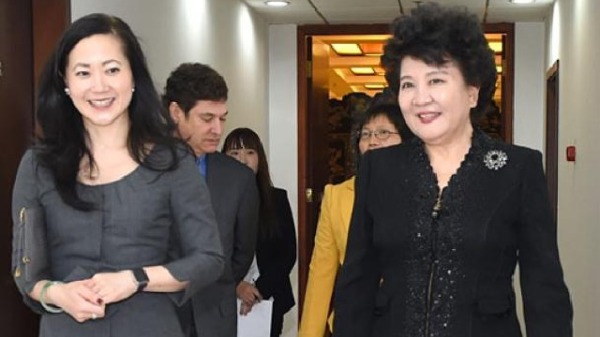 2017年3月28日，中国国务院侨务办公室主任裘援平（右）接见赵安吉夫妇。