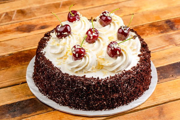 黑森林蛋糕主要材料是櫻桃和巧克力