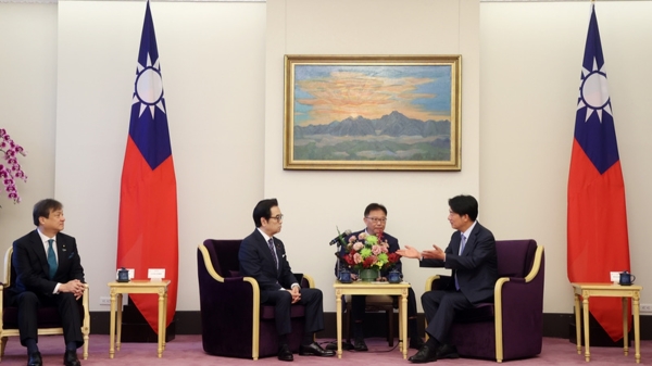 副总统赖清德（右1）19日在总统府接见日本参议员。