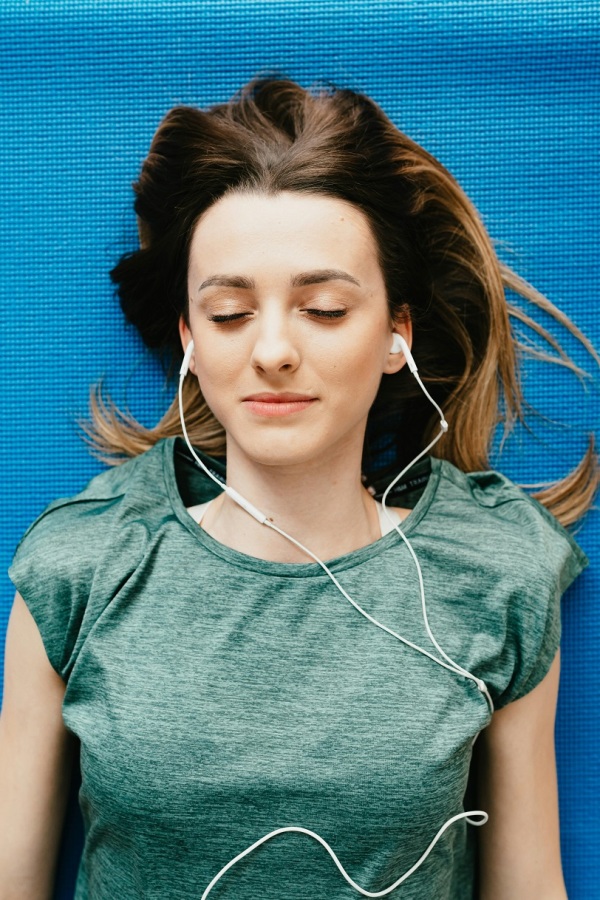 使用「白噪音」來屏蔽外部干擾聲音，有助於維持平靜的睡眠環境。