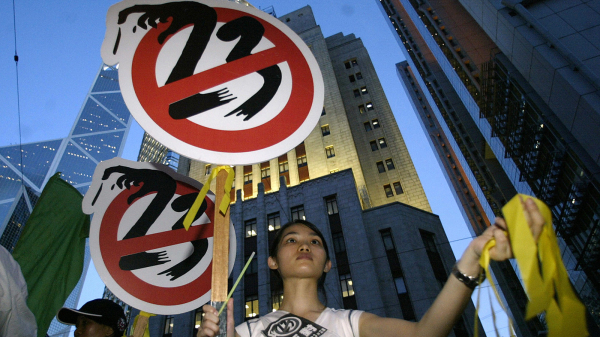 图为2003年香港市民上街反对23条立法。（图片来源：Getty Images）