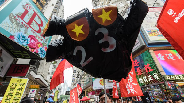 圖為2003年香港市民上街反對23條立法。（圖片來源：Getty Images）