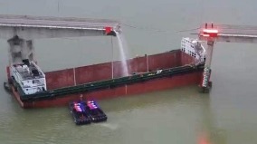 广州1大桥被撞断瞬间影片曝光民称“豆腐渣2.0”(视频图)