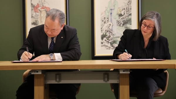 駐美代表俞大㵢（左）與美國在台協會執行理事藍鶯 （右）簽署「台美國際發展合作備忘錄」
