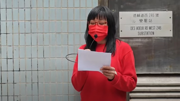 26日陈净心趁夏宝龙访港期间请愿，在读请愿信时，她一度感触落泪，抱怨政府太多“苛政”。（图片来源：视频截图）