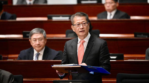 香港財政司司長陳茂波28日在立法會發布2024/25年度《財政預算案》。（圖片來源：香港政府新聞處）