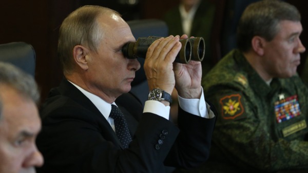 2017年9月18日，俄罗斯总统弗拉基米尔．普京（中）在俄罗斯圣彼得堡附近的卢日斯基靶场的训练场观看军事演习。