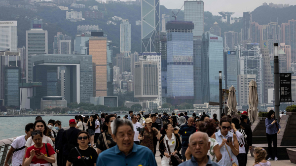 图为游客众多的香港尖沙咀海滨。（Getty Images）