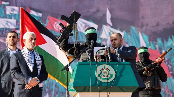 2022年12月14日，哈马斯在加沙城举行成立35周年集会。左二是叶海亚・辛瓦尔（Yahia al-Sinwar）。