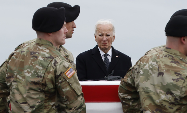 2024年2月2日，美国陆军士兵的遗体被运回美军特拉华州多佛空军基地，美国总统拜登亲自到场迎接。